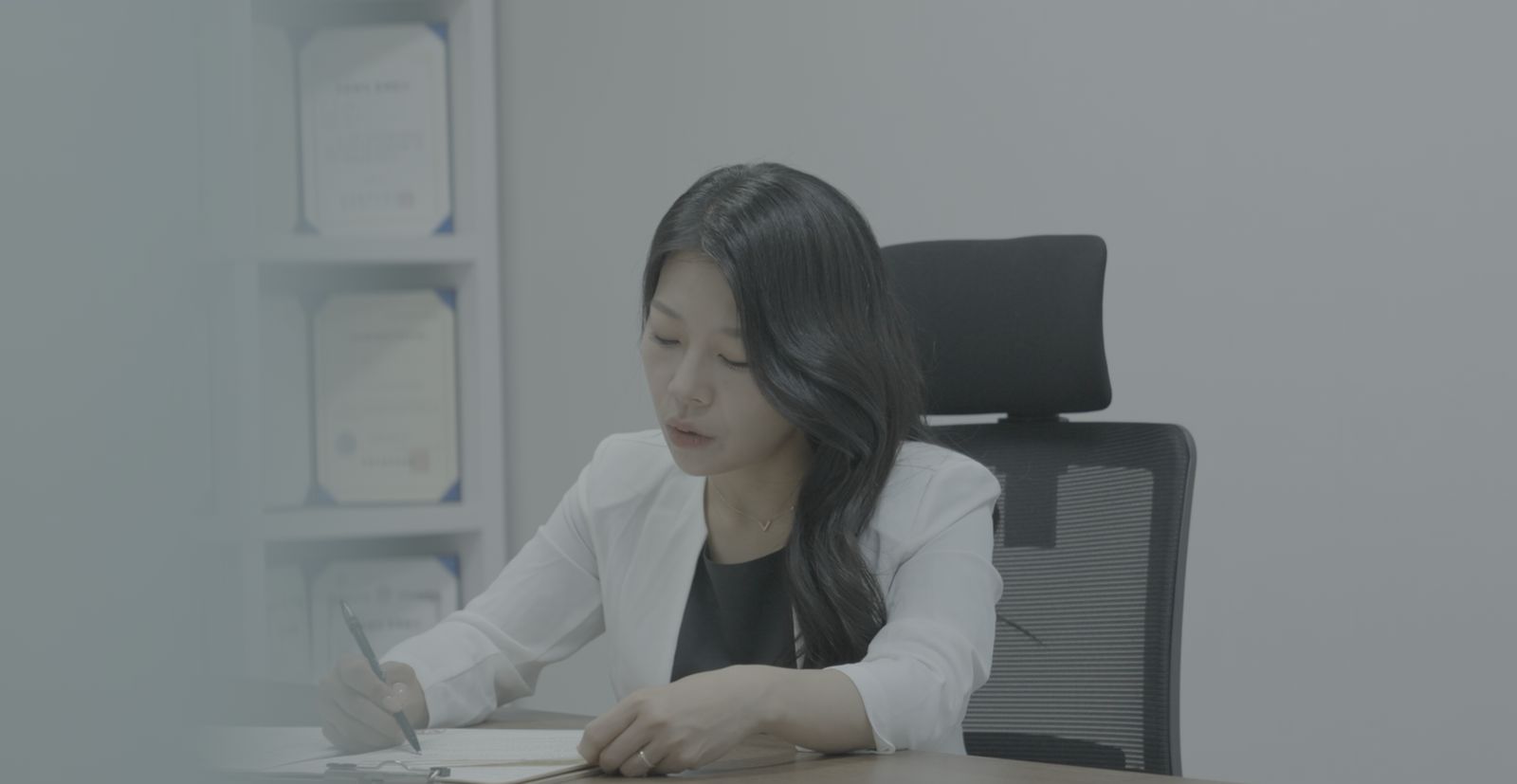 서고은 변호사가 사건 서류에 메모하는 모습